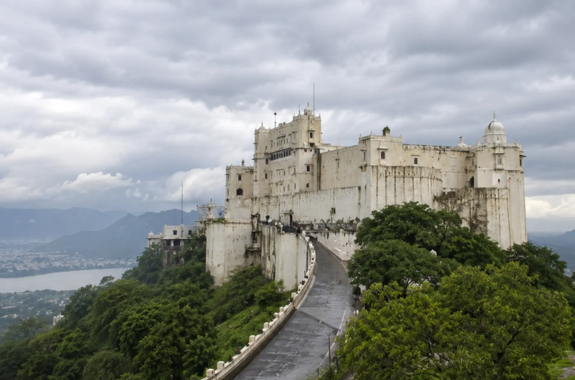 Romantic Mount Abu & Udaipur Honeymoon Tour